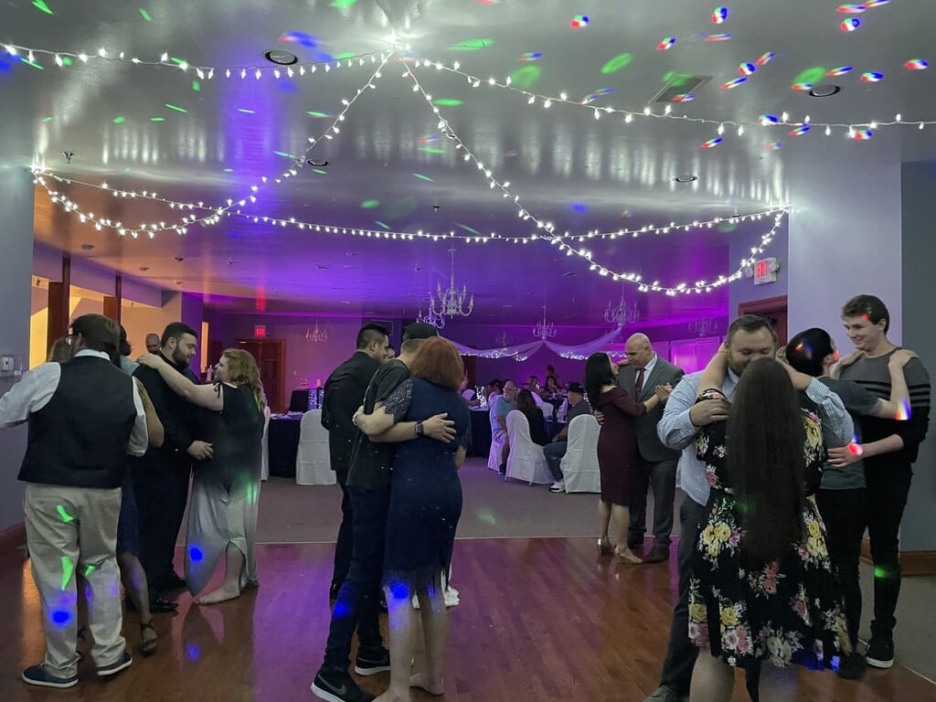 Wedding DJ Bowling Green KY 10 Owensboro KY wedding dance floor couples