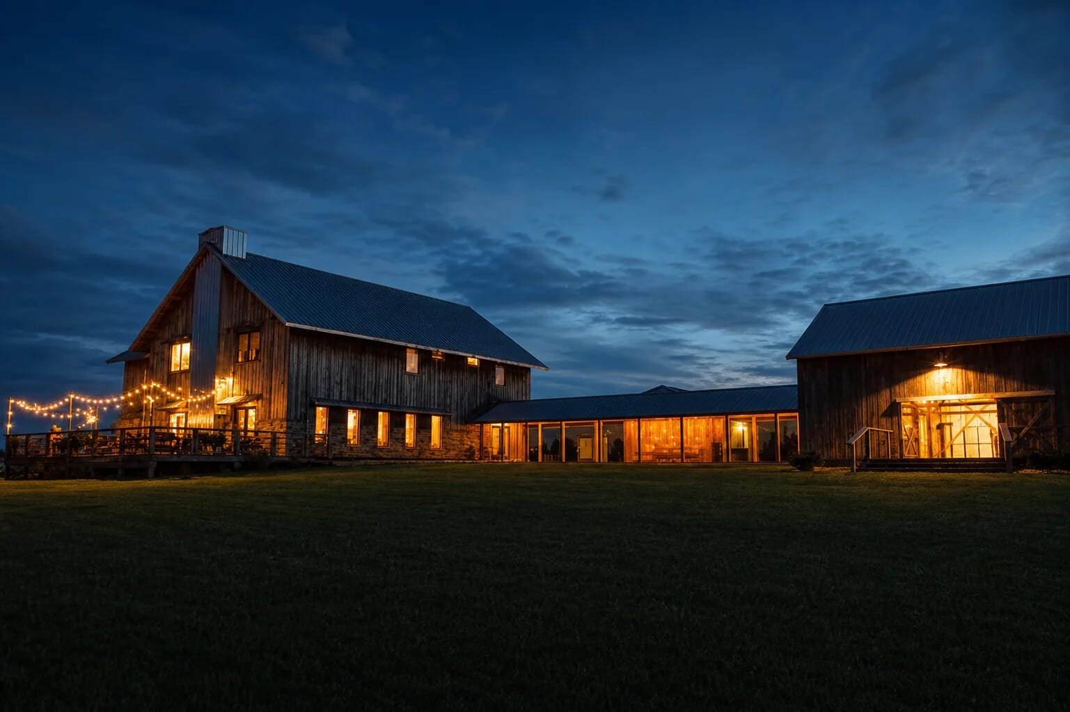 Farmer and Frenchman wedding venue near Henderson Kentucky at twilight